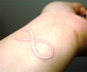 tatouage infini encre blanche