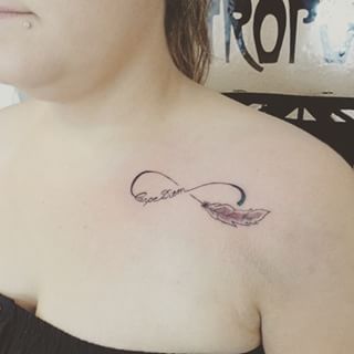 tatouage infini épaule
