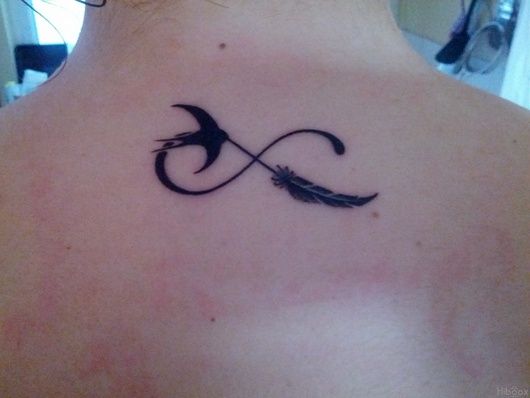 tatouage infini et hirondelle