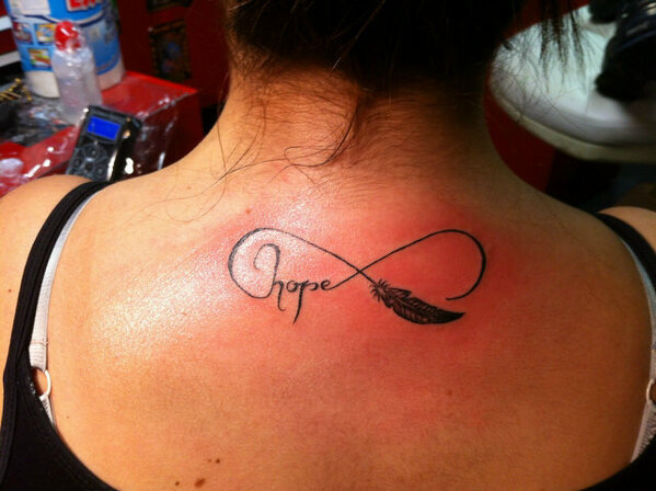 tatouage infini hope plume