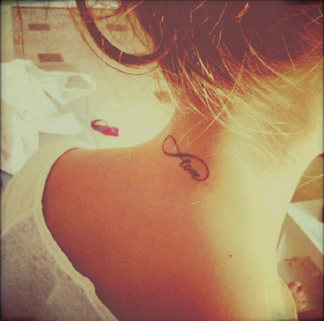 tatouage infini love nuque
