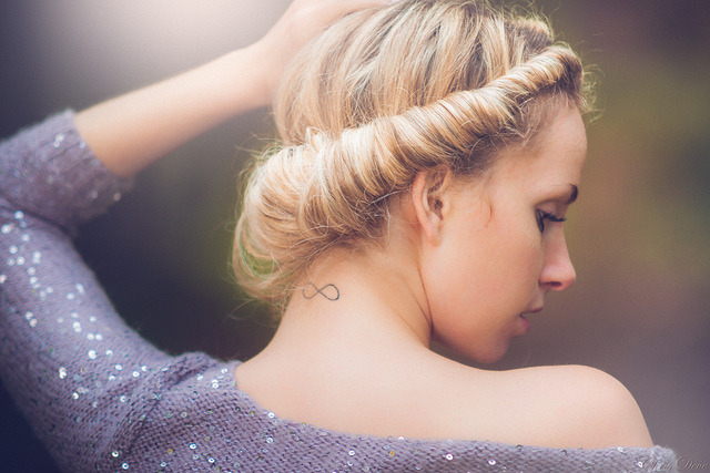 tatouage infini love nuque