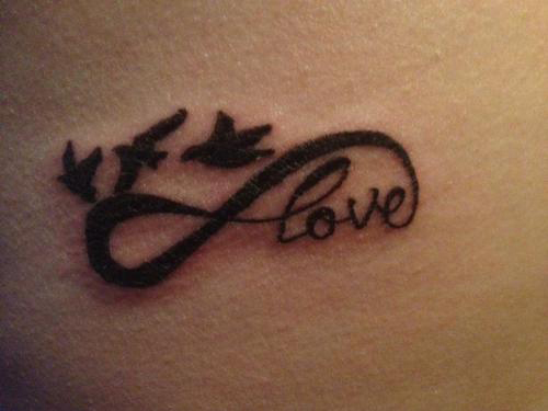 tatouage infini love poignet