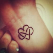 tatouage infini love poignet