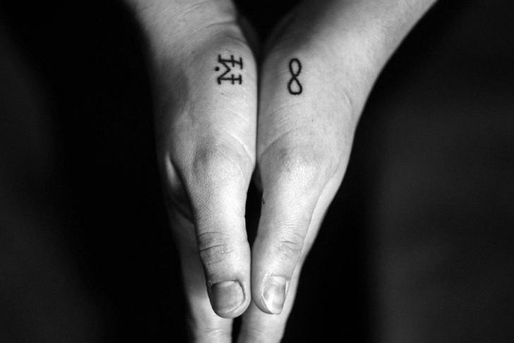 tatouage infini main