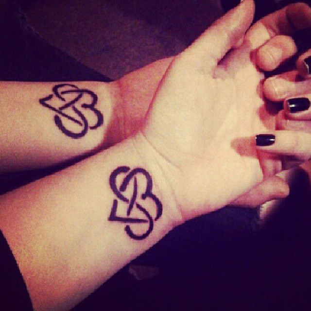 tatouage infini main