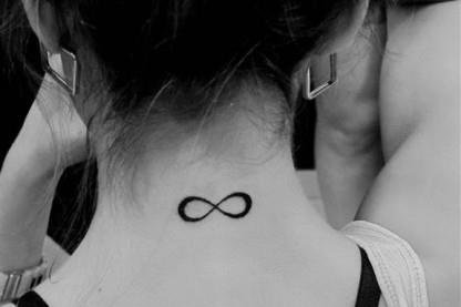 tatouage infini nuque