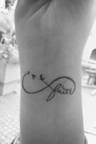 tatouage infini oiseau