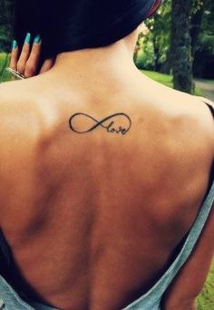 tatouage infini omoplate