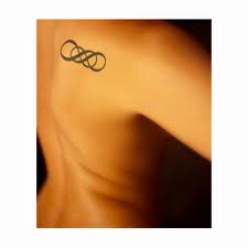 tatouage infini omoplate