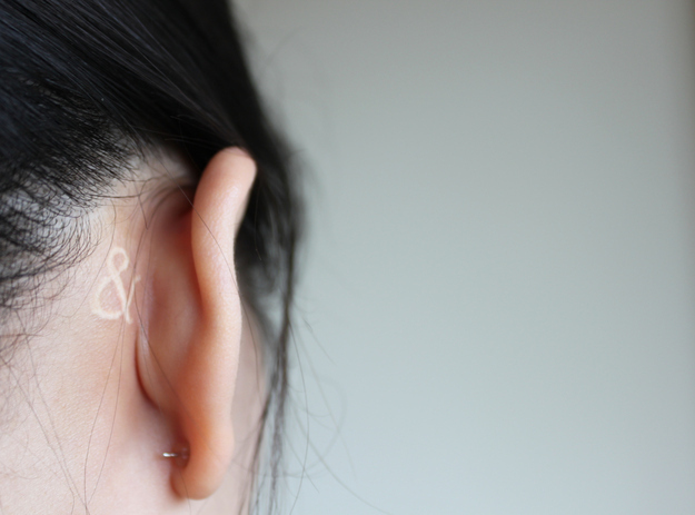 tatouage infini oreille