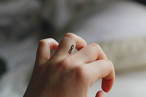 tatouage infini sur le doigt