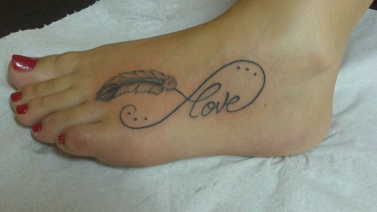 tatouage infini sur le pied