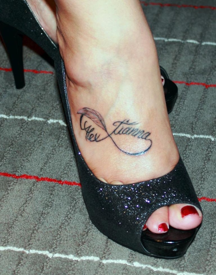 tatouage infini sur le pied