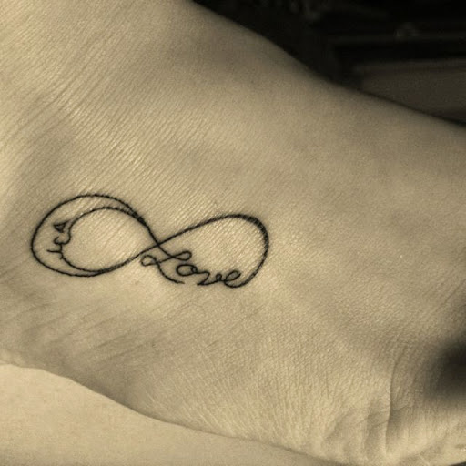 tatouage infini sur le pied