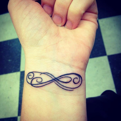 tatouage infini sur le poignet