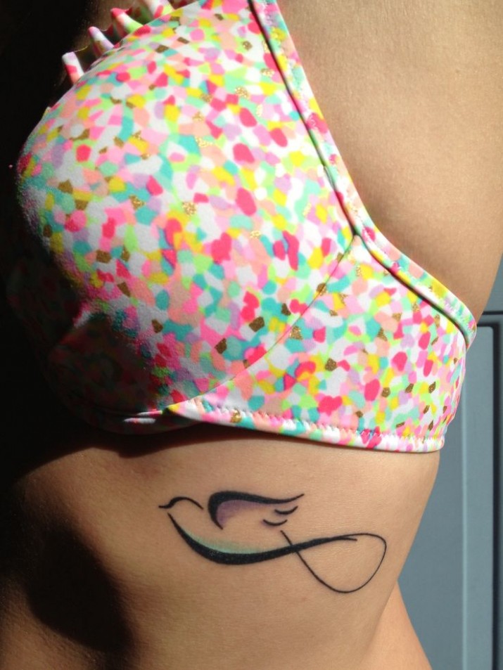 tatouage infini sur les cotes