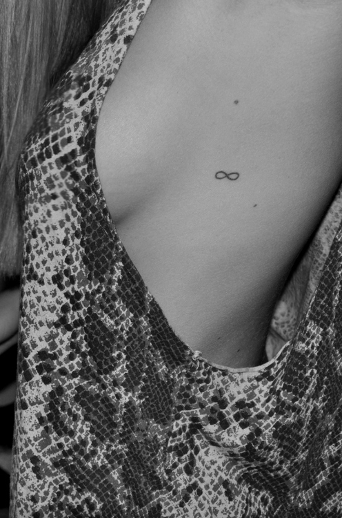 tatouage infini sur les cotes