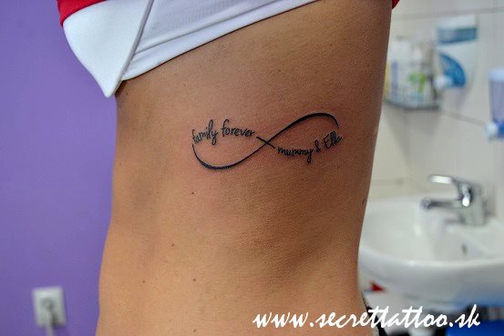 tatouage infini sur les cotes