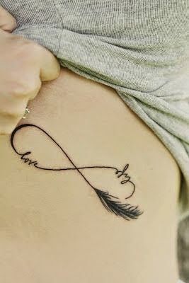 tatouage infini sur les cotes