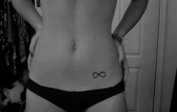 tatouage infini ventre