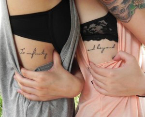 tatouage initial sur les cotes
