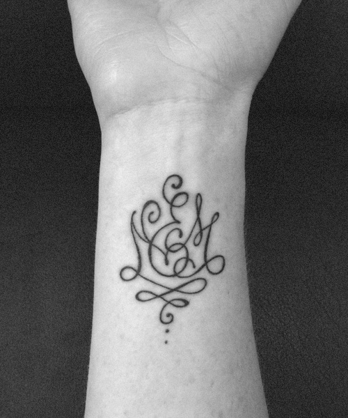 tatouage initiale au poignet