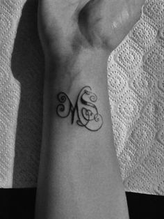 tatouage initiale au poignet