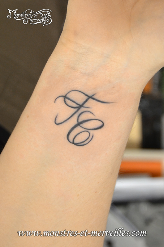 tatouage initiale au poignet