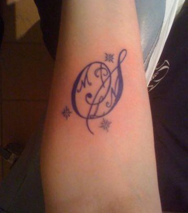 tatouage initiale avant bras