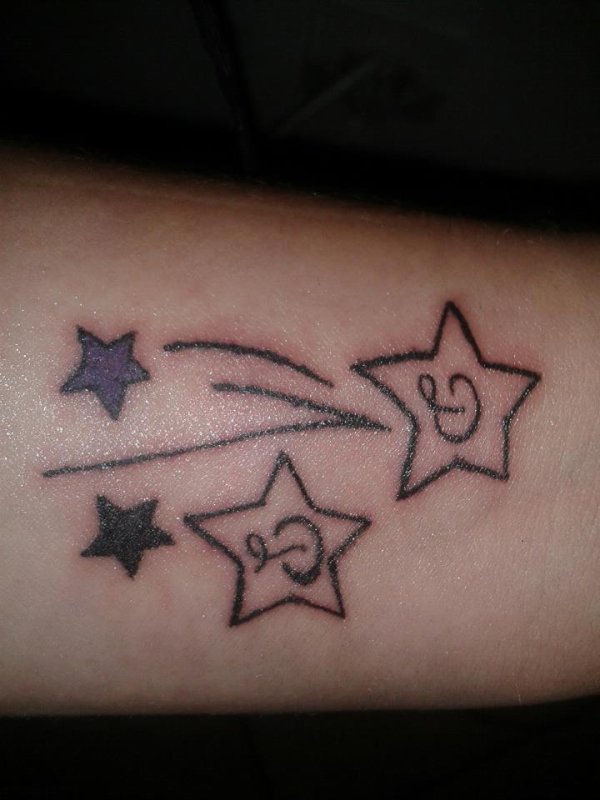 Tatouage initiale avec etoiles