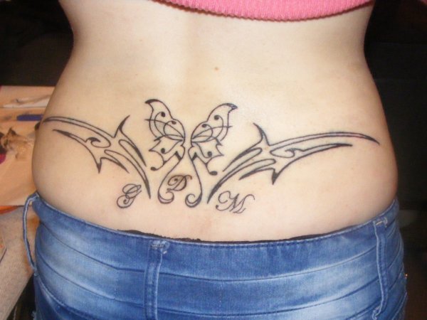tatouage initiale bas du dos