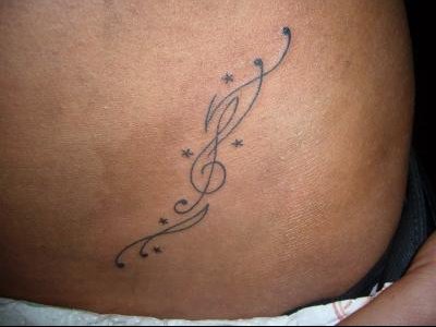 tatouage initiale bas du ventre