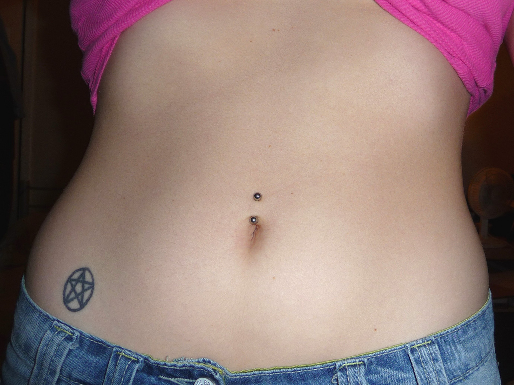 tatouage initiale bas du ventre