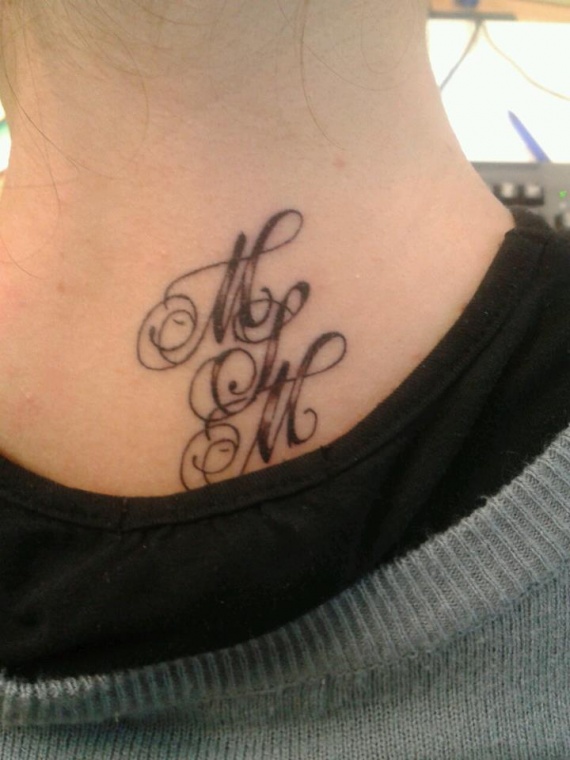 tatouage initiale bas du ventre
