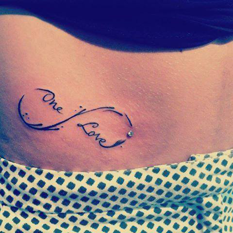 tatouage initiale bas du ventre