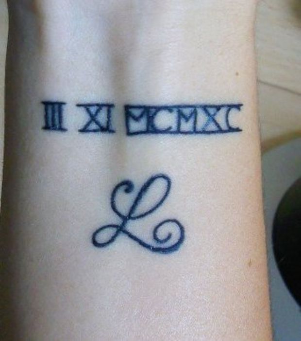 Tatouage initiale biceps