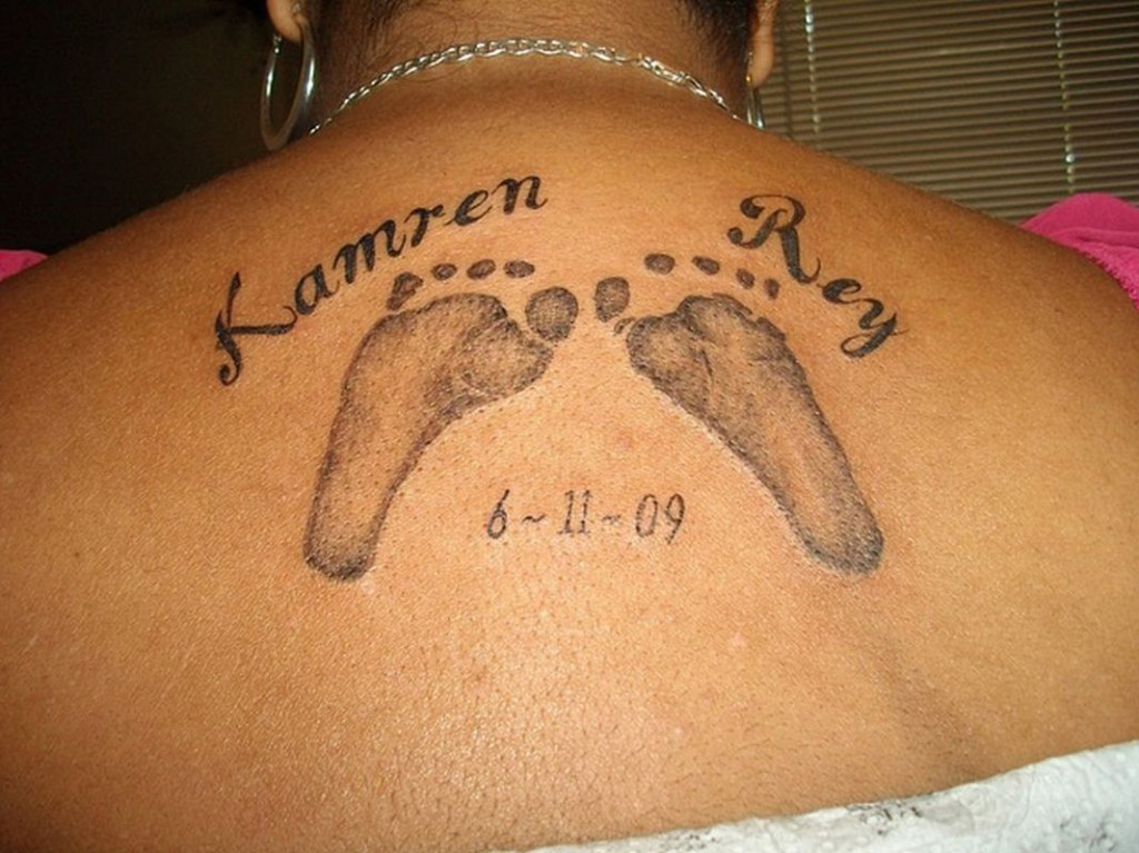tatouage initiale biceps