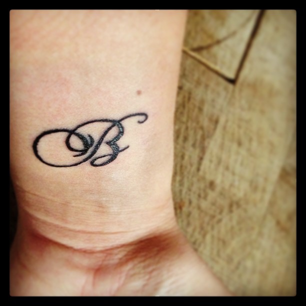 tatouage initiale biceps