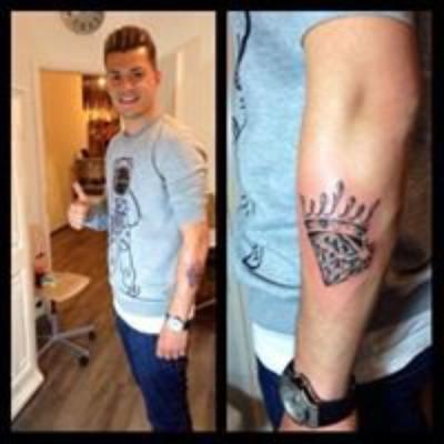 tatouage initiale biceps