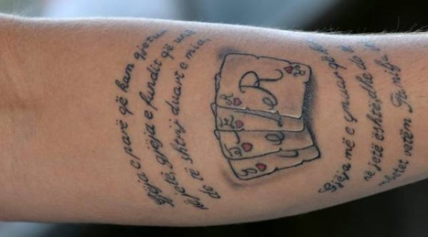 tatouage initiale biceps