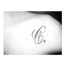 tatouage initiale c