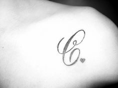 tatouage initiale c