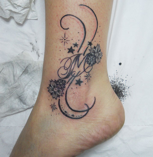 tatouage initiale cheville