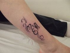 tatouage initiale cheville