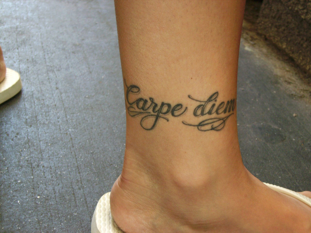 tatouage initiale cheville