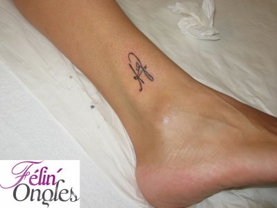 tatouage initiale cheville