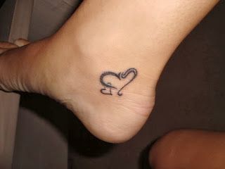 tatouage initiale cheville