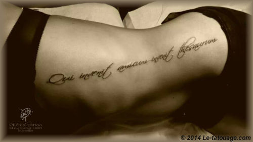 tatouage initiale cote