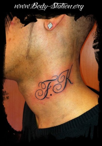 tatouage initiale cou